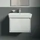 Weiße Wandmontage mit glattem Waschbecken und Chromarmatur, darunter ein geschlossenes Möbelstück. Ideal Standard bietet diese moderne Lösung für Badezimmer an.